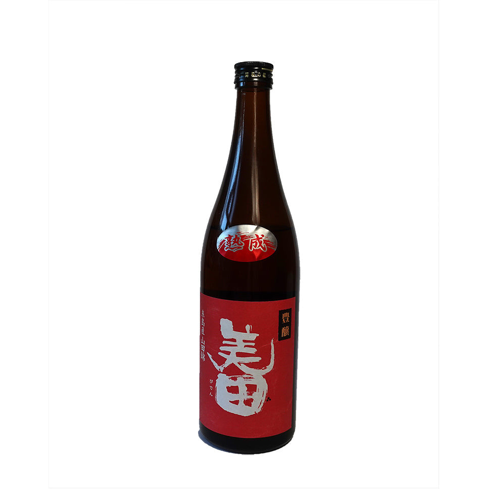 Bruine fles sake met een rood label. Hierop staat in witte japanse karakters geschreven.