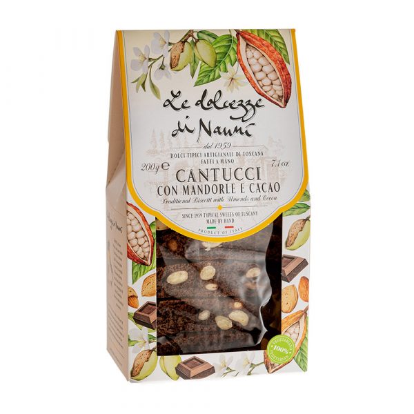 Een vensterverpakking met Italiaanse cacao-koekjes. Op de verpakking staat: Le dolcezze di Nanni dal 1959. Dolci tipici artigianali di Toscana Fatte a Mano.  Cantucci con mandorle e cacao. Traditional Biscotti with Almonds and Cacao. Since 1959 typical sweets of Toscana. Made by hand.