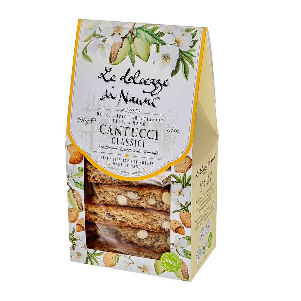 Een blokkig vensterverpakking met italiaanse koekjes. Op het label staat: Le dolcezze di Nanni dal 1959. Dolci Tipici Artigianali Fattti A Mano. Cantucci Classici Traditional Biscotti with Almonds. Since 1959 Typical Sweets Made By Hand