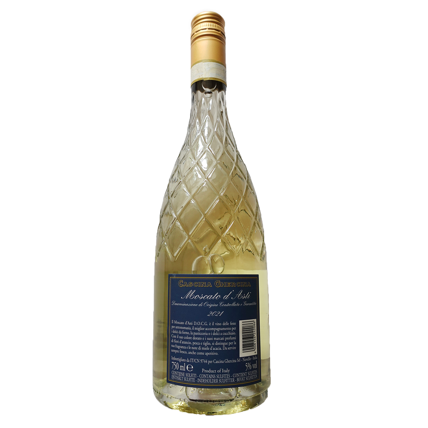 Een doorzichtige fles met ananaspatroon. Het blauwe label leest: Cascina Ghercina - Moscato d'Asti- denominazione di origine controllata e garantita. 2021 - Il Moscato d'Asti D.O.C.G. e il vino delle feste per antonomasia, il miglior accompagnamento per i dolci da forno, la pasticceria o i dolci a cucchiaio. Con il suo colore dorato e i suoi marcati profumi di fiori d'arancio, pesca e tiglio, si distingue per la sua franganza e le note di miele d'acacia. Da servire sempre fresco, anche come aperitivo.