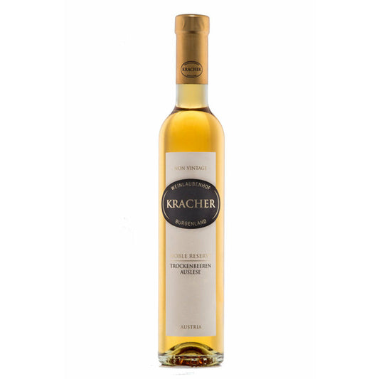 Een flesje gele dessertwijn van het merk Kracher. Op het label staat: Non-vintage Weinlaubenhof Kracher Burgenland, Noble Reserve Trockenbeeren auslese Austria