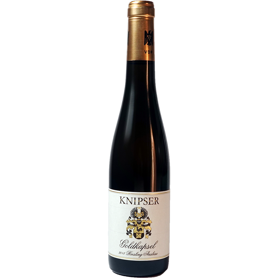 Donkere fles met creme-wit label. In zwarte letters staat er: Knipser - Goldkapsel - 2018 Riesling Auslese