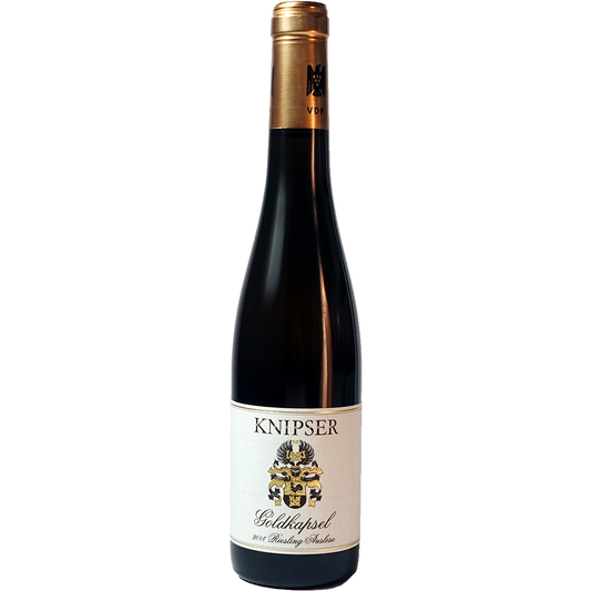 Donkere fles met creme-wit label. In zwarte letters staat er: Knipser - Goldkapsel - 2018 Riesling Auslese