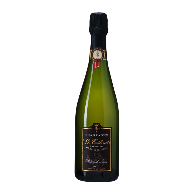 Groene fles champagne met een zwarte bovensluiting en zwart label. Op het label staat in gouden letters: Champagne - G. Tribaut - A Hautvillers - Berceau du Champagne - Blanc de Noirs - Brut - Produit de France 